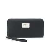 Billetera larga negra con cierre perimetral y placa metálica con logo. Posee múltiples compartimentos internos para tarjetas y documentos, además de un bolsillo con cierre interior. Incluye correa de mano desmontable.