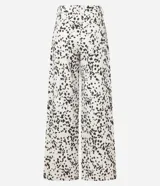 Pantalón wide leg de sarga con estampado animal print dálmata, trabillas en la cintura, cierre con botón y cremallera, y bolsillos delanteros y traseros.