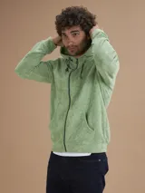 Campera con capucha de toalla de algodón color verde azulado, con cierre frontal y bolsillos laterales.