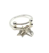 Anillo de Plata 925 con dijes colgantes de corazón y mariposa, simbolizando amor y transformación.