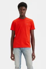 Remera de algodón color rojo con logo de la marca en el pecho.