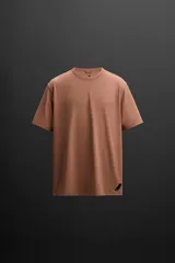 Camiseta color marrón claro de corte holgado, cuello redondo y manga corta. Confeccionada en tejido de mezcla de algodón y detalle de logo estampado en el bajo.