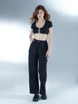 Crop top negro de mangas cortas con escote redondo y detalle de aberturas en el centro.