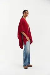 Ruana de tejido de punto color rojo con textura en relieve.