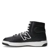 Championes de caña alta New Balance 480, color negro con detalles en blanco, confeccionados en cuero sintético, con logo "N" característico en los laterales y suela de goma.