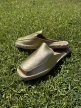 Zuecos color dorado con base de yute.