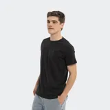 Remera de algodón color azul con logo de la marca bordado en el pecho.