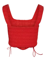 Top corto rojo con escote cuadrado, tirantes anchos y detalle de corsé con cordones laterales.