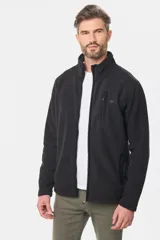 Campera de polar azul marino con cuello alto y cierre frontal. Tiene bolsillos laterales y un logo de la marca Legacy bordado en el pecho.