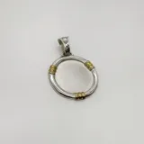 Dije redondo en plata 925 con detalles en oro y centro satinado.