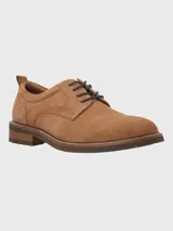 Zapato acordonado de cuero color marrón claro, con suela de goma y detalle de tirador en el talón.