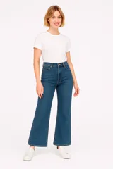 Pantalón de jean azul oscuro, de corte ancho y tiro alto.