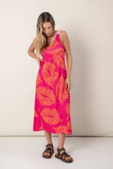 Sandalia de color negro con detalles de hebillas y diseño en plataforma, ideal para el uso diario.