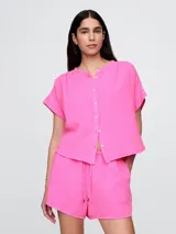 Camisa de muselina color blanco, con cuello mao y mangas cortas.