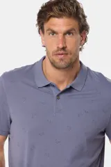 Remera polo azul con estampado de logos en todo el cuerpo, de corte clásico y manga corta.
