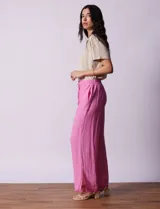 Pantalón wide leg color azul, de lino y rayón, con pretina elastizada y lazo de ajuste.
