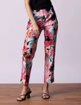 Pantalón recto de gabardina elastizada con estampado floral multicolor. Pretina ancha elastizada. Marca Zac & Rachel.