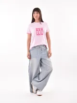Remera blanca de algodón con estampado de cerezas rojas y texto "Mon Cheri".