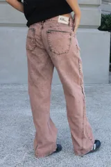 Pantalón de jean gris oscuro, de corte recto y tiro medio, con costuras decorativas en contraste.