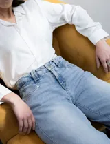 Jean wide leg de tiro medio, marca DJEANS, color celeste. Pretina con pasadores, botón y cierre. Delantera con bolsillos inclinados, trasera con bolsillos aplicados.