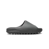 Sandalias Adidas Yeezy Slide color gris oscuro, de una sola pieza, con suela texturizada y diseño minimalista.