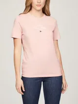 Remera Tommy Hilfiger color rosa con logo script bordado en el pecho y bandera bordada en la manga.