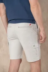 Bermuda cargo azul marino con bolsillos laterales y traseros.