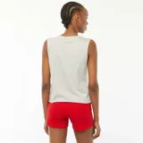 Musculosa gris con estampado del equipo de baloncesto Chicago Bulls en rojo, negro y blanco.