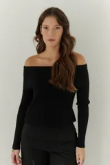 Sweater negro de punto con escote bardot y mangas largas.