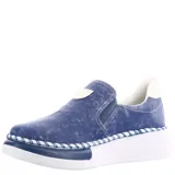 Zapatos slip-on de mujer con plataforma blanca y capellada azul con efecto desgastado o estampado moteado. Presentan elástico lateral para ajuste y costuras decorativas en contraste (blanco y azul) alrededor de la suela.