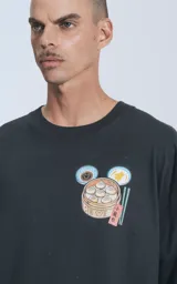 Remera negra de algodón con cuello redondo y calce oversize. Estampado en el frente con diseño de comida china y logo de Disney.