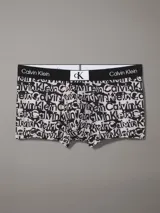 Boxer ajustado con cintura elástica negra con logo Calvin Klein y estampado con el nombre de la marca en blanco y negro.