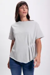 Remera gris claro de corte holgado con detalle de frunces en el lateral.
