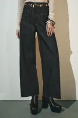 Pantalón de jean de tiro alto color negro con pierna ancha, bolsillos delanteros y traseros, y cierre frontal con cremallera y botón metálico.