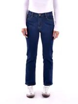 Pantalón jean azul oscuro, de corte recto y tiro medio.