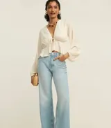 Pantalón de jean celeste, de corte recto y cintura alta, con bolsillos delanteros y traseros.