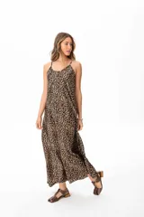 Vestido largo de seda con estampado animal print, corte amplio y tirantes finos regulables.