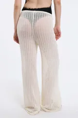 Pantalón de playa blanco de tejido calado con cintura elastizada y cordón ajustable.