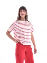 Remera negra de manga corta y cuello redondo, con corte holgado.