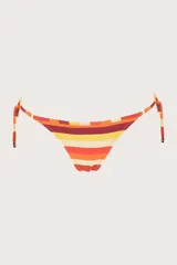 Calzón de bikini con estampado a rayas horizontales en tonos naranja, amarillo y borgoña. Tiene tiras finas ajustables en los laterales con argollas doradas y detalles metálicos en las puntas.