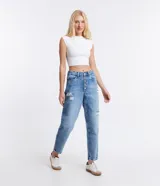 Pantalón mom jeans celeste con cintura alta, trabillas, cierre con botones, bolsillos y deshilachados.