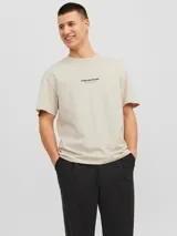 Camiseta color beige de manga corta y cuello redondo con fit relajado. Estampado en relieve con la inscripción "Originals Studio".