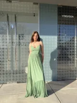 Vestido largo color verde con tirantes finos, escote en V y falda con volantes.