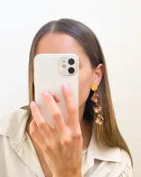 Pendientes largos con detalle en piedra acrílica en tonos marrones y dorados.