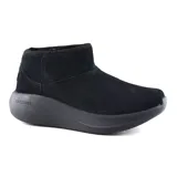 Botín negro de gamuza con forro de piel sintética, plantilla Skechers Air-Cooled Goga Mat y entresuela Max Cushioning con tecnología ULTRA GO. Tratamiento 3M Scotchgard para resistir agua y manchas.