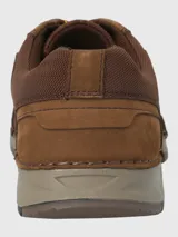 Zapato acordonado de cuero color marrón con suela de goma.