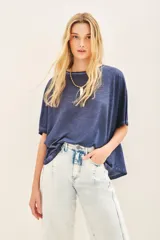 Remera azul de cuello redondo confeccionada en jersey flamé, con efecto gastado y calce oversize.