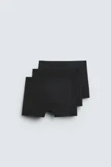 Pack de tres bóxers negros de algodón con cintura elástica.