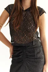 Remera de encaje negra con capucha y mangas cortas.