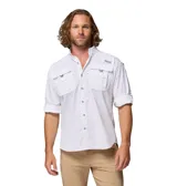 Camisa de manga larga blanca, de corte clásico, con cuello abotonado, cierre frontal con botones, dos bolsillos con cierre en el pecho, ventilación en la espalda y tecnología Omni-Shade UPF 50.